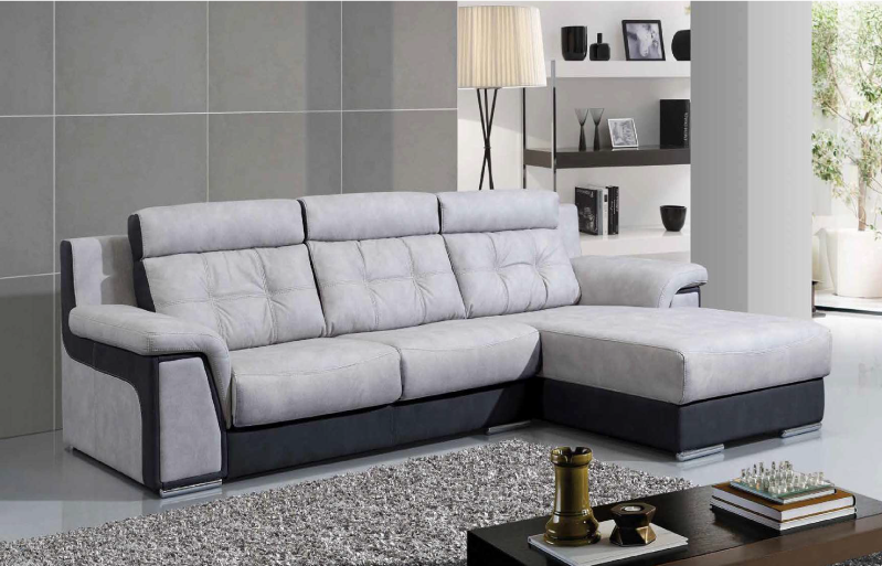 Sofá moderno com mesa de apoio e candeeiro de pé